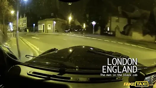 Fake Taxi - eine wunderschöne blondine bietet ihren fitten körper fÃ1/4r taxifahrerin vergnügen und tittenfick an