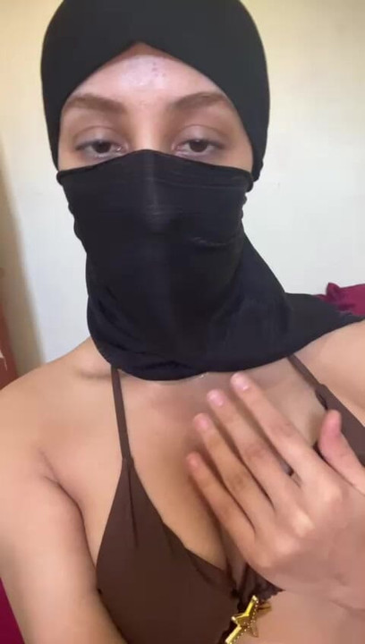 戴穆斯林头巾的阿拉伯女孩玩弄她的大胸部淫荡的穆斯林奶子