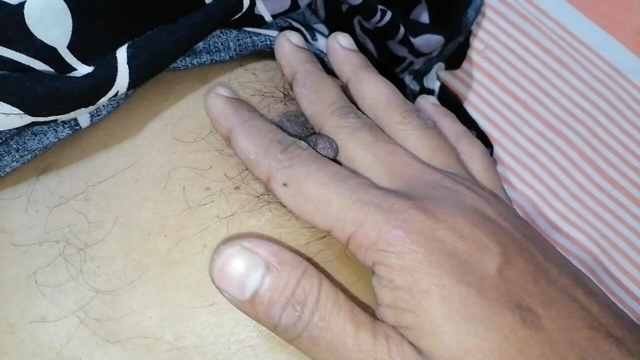 ثديين طبيعيين مشعرين لفتاة آسيوية على السرير