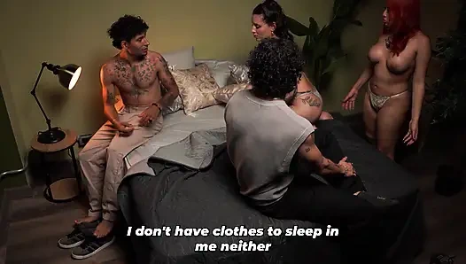 Друзья в конечном итоге в обмене партнерами после прибытия домой с вечеринки - невероятный секс вчетвером!