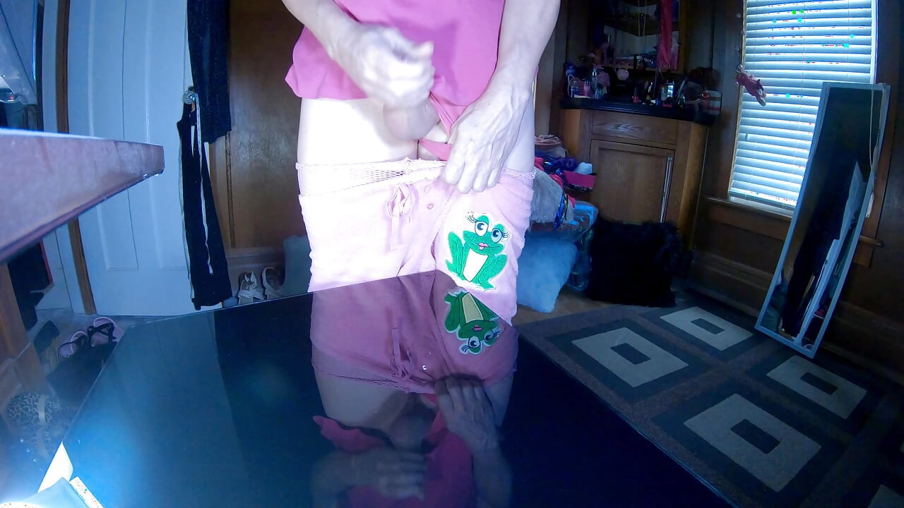 Sissy En Medias De Red Rosas Rocía Su Carga De Leche Por Toda Su Mesa De Tocador