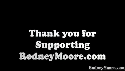 Blonde cherry torn leckt und schluckt sperma von zehen