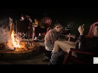 Lagerfeuer-Blowjob mit Smores und Harfenmusik