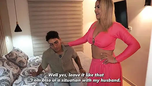 Грудастая мачеха-блондинка в конечном итоге утешает своего пасынка после того, как его подруга сбрасывает его