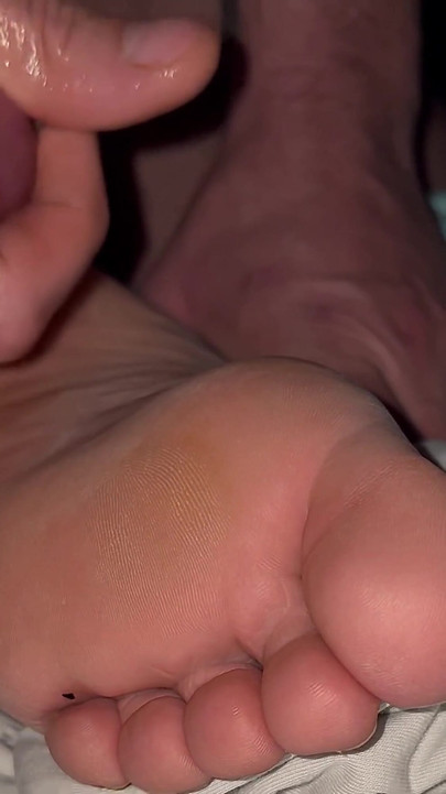 Momento inesquecível de "Amateur footfetish Cum on soles"