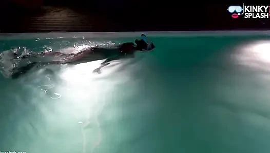 Nachtschwimmen in latex-badeanzug &vollgesichtsmaske