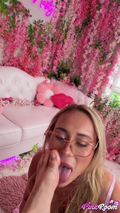 Carmela Clutch Gets a Hot Load on Her Ass - Vertical