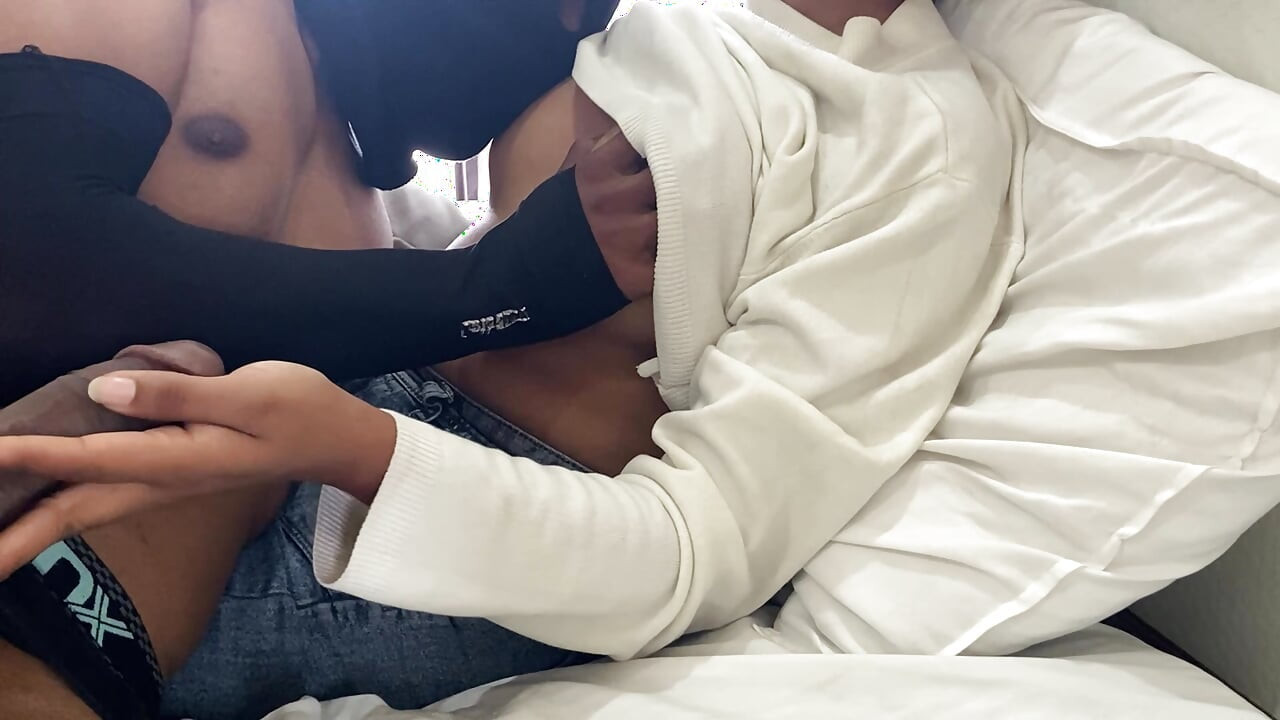 Une bombasse excitée a eu un super orgasme, léchage sensuel de seins parfaits et jeu de tétons