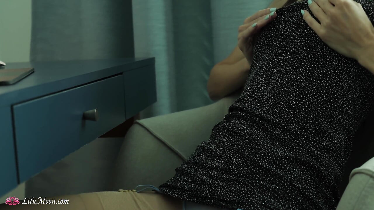 Cewek ini lagi asik masturbasi sambil nonton film porno sambil orgasme