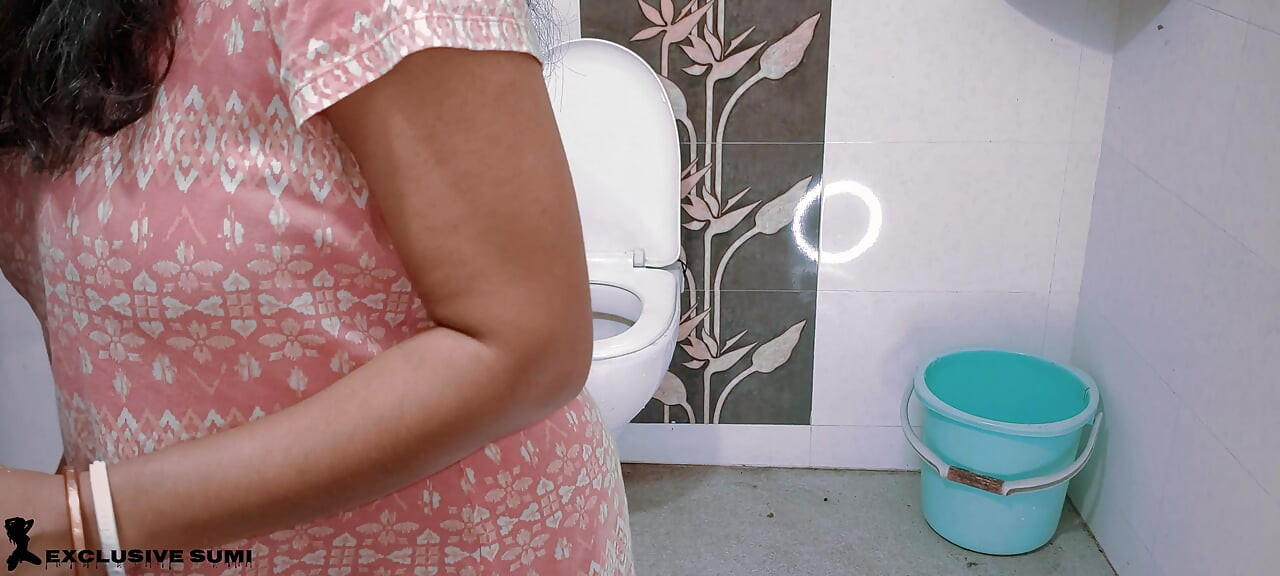 Tertangkap isteri panas saya melancap di bilik air dan dikongkek keras sehingga orgasme berganda dan memancut mani.