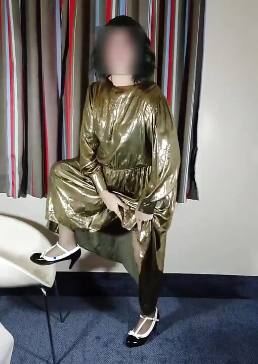 متحول جنسيا ساخن في ثوب معدني ذهبي مثير