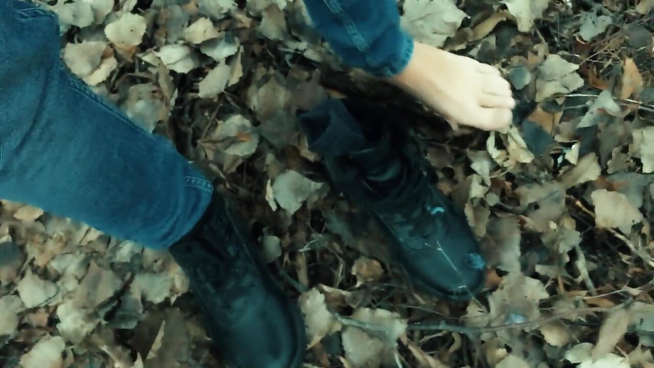 Twink Barefoot Jerking in the Park - Cumshot on Shoe and Foot