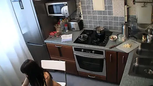 Nackte MILF kocht etwas in der küche