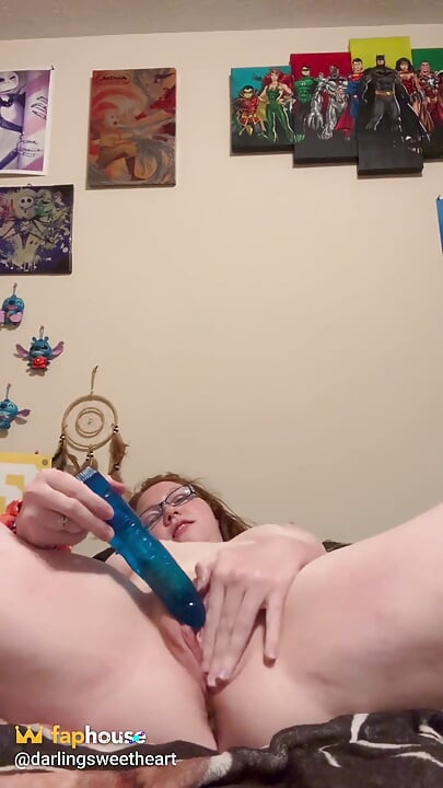 Ginger amadora gostosa se masturbando na cama pela primeira vez e jorrando muito
