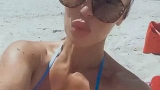 Dana Brooke alias Ashley Mae Sebera în bikini albastru, selfie
