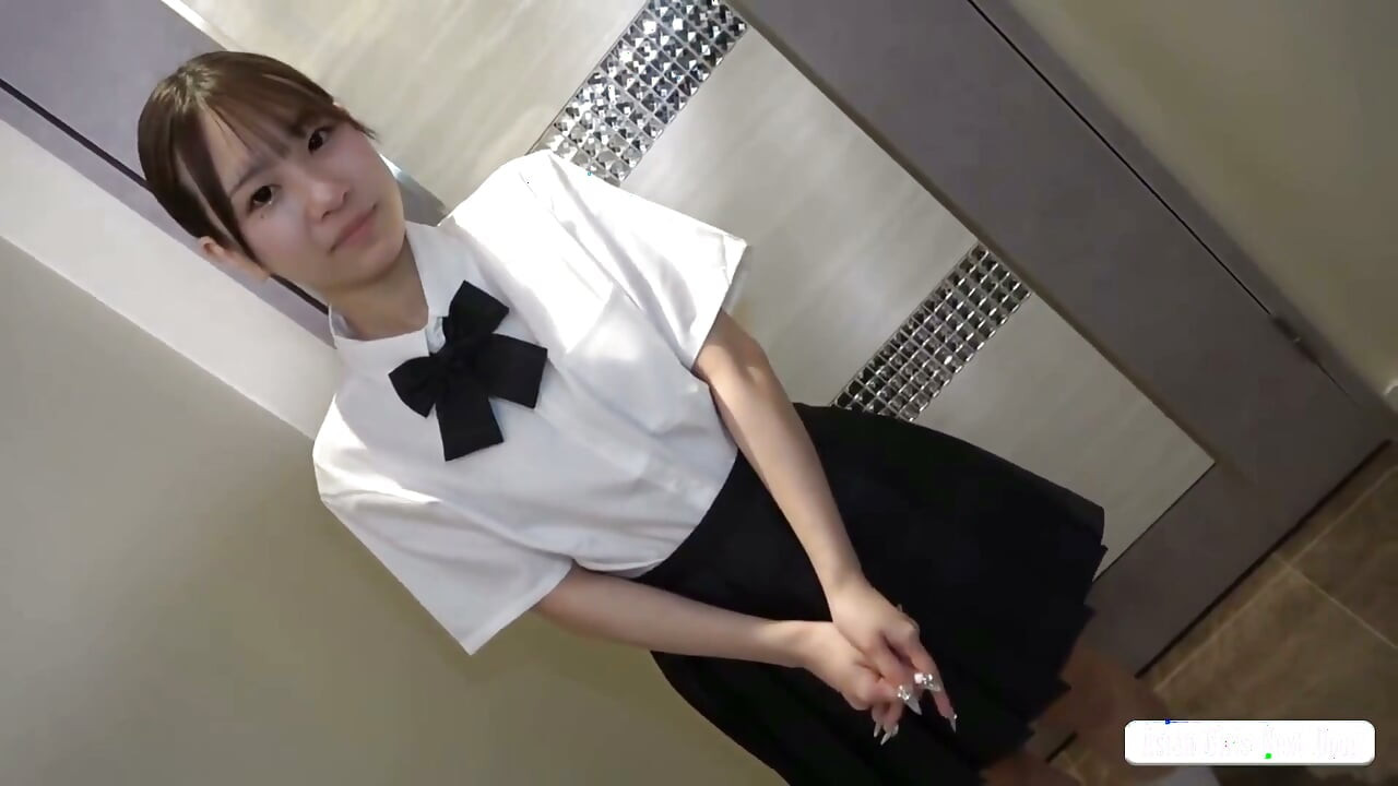 Frumusețe elegantă cu piele netedă și păr negru și elegant are un idol rafinat ca look.2a