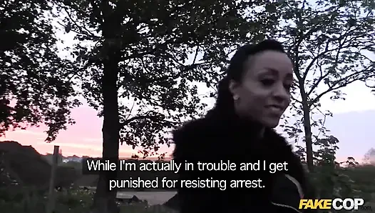 Saat başı: uzun bacaklı zenci bebeğin polis fantezisi