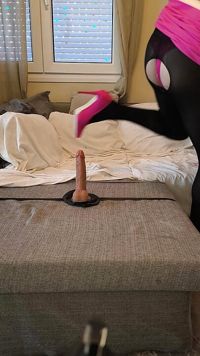 Nasia menunggangi dildonya