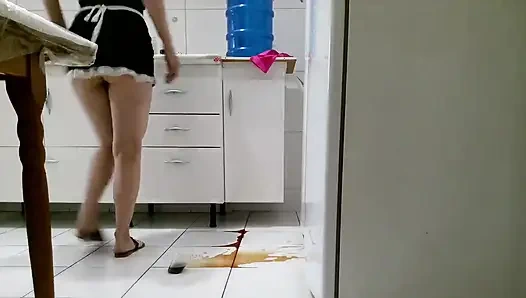 Вкусный босс и горничная на кухне