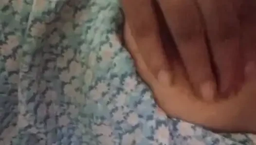 Brunette panas masturbasi dengan dildo raksasa di atas beruang teddy
