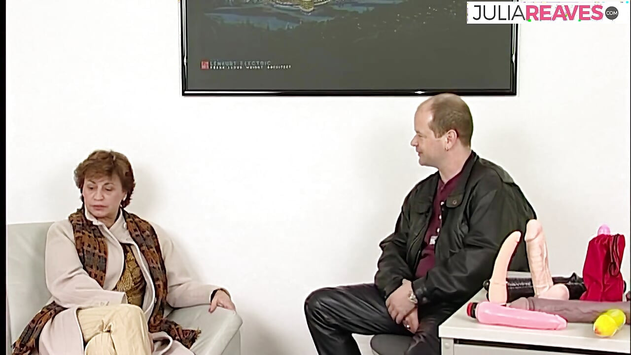 Vovó geme de prazer enquanto um vibrador monstro é enfiado em sua buceta