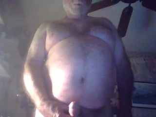Stiefvader toont zijn lul op webcam.