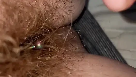 Ein haar, himmel als einzelner schamhaar wird um mein kitzler-piercing erwischt