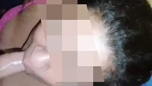 Она выглядит такой сексуальной, пока сосет мой член
