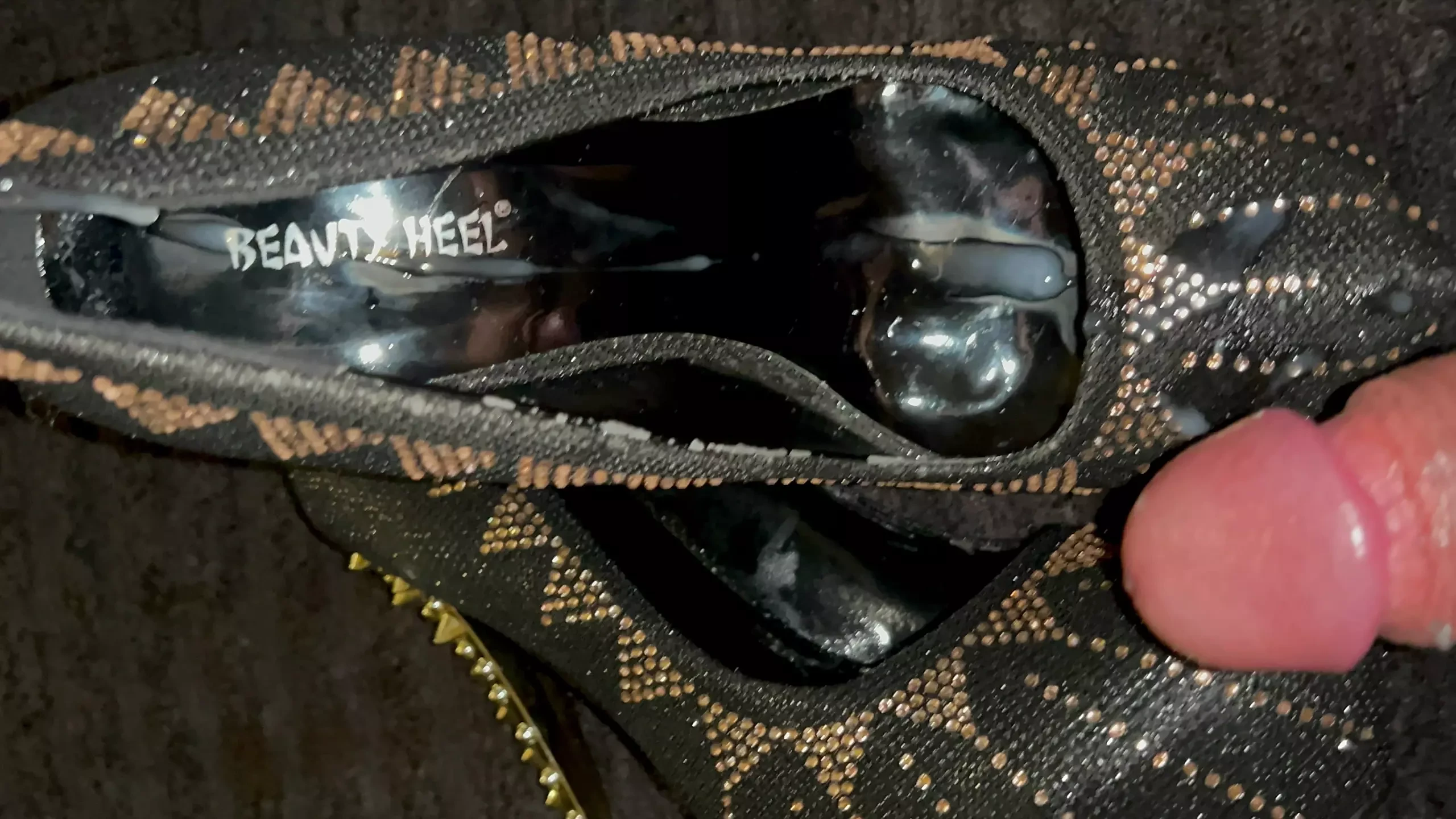 Klaarkomen op Rhinestone pompen