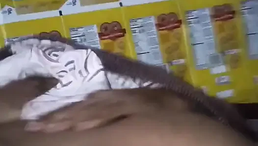 Istri oleh suami di depan 2 teman