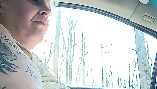 Мастурбация в сиденье водителя машины