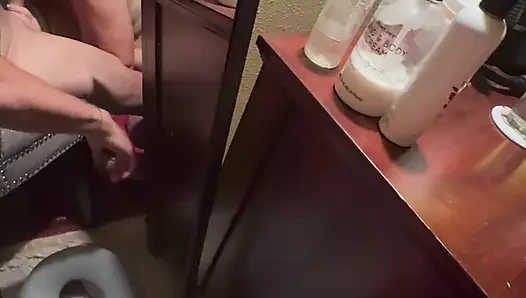 Istri dewasa lagi asik masturbasi ganas