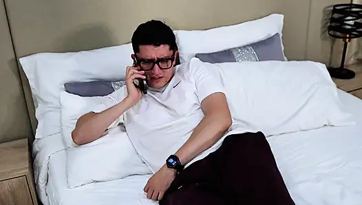 Güzel pembe amcıklı esmer bana yoğun bir muamele çekiyor ve büyük yarağımı rahatlatıyor