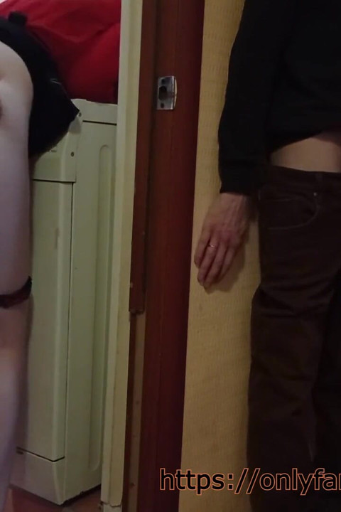 Istri selingkuh dari suami di pesta dan cuckold menonton