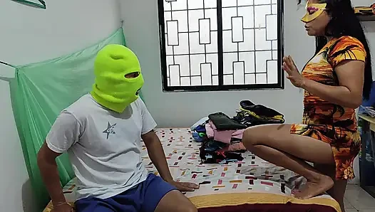 ALDATMALAR!! Üvey anne kocası uzaktayken üvey oğluna onu sikmesi için kendini suçlu hissettiriyor