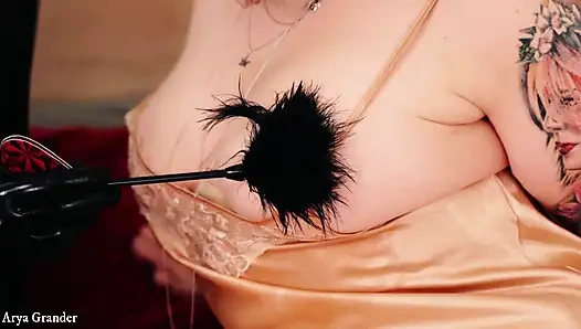 Esaret lezbiyen sert seks oynuyor ateşli erotik sikişiyor ve kelepçeler - yemek oyunu ile - itaatkar