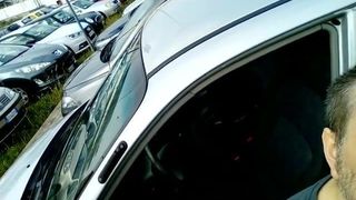 Kocalos - piscia su un&#39;auto in un parcheggio pubblico