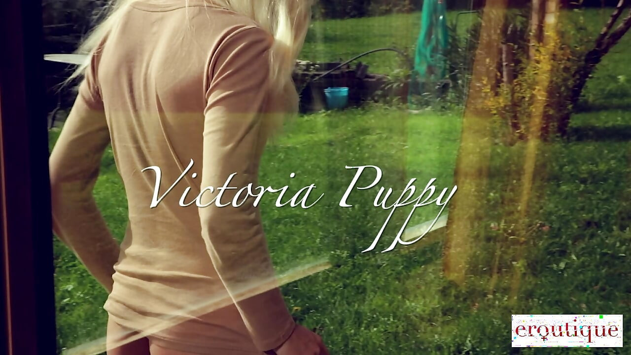 EROUTIQUE - Victoria’s Risky Outdoor Finger Fucking