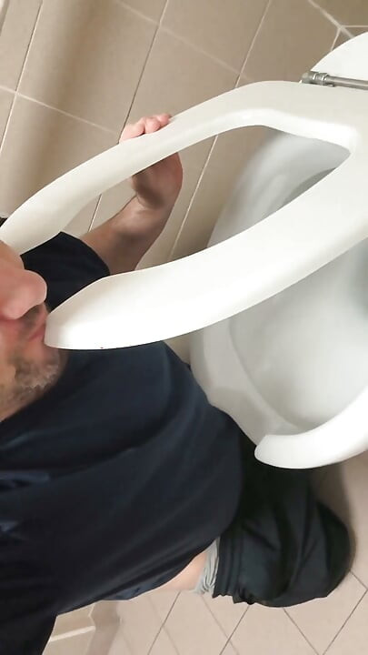 Openbaar toilet likken (18/10/26)