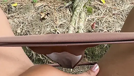 Saya seorang gadis nakal, saya sangat suka merasakan jari-jari saya di dalam vagina besar saya yang basah hehehej