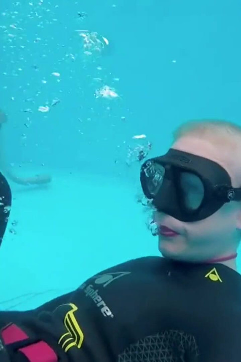 Wetsuit joi dưới nước trong hồ bơi riêng của tôi