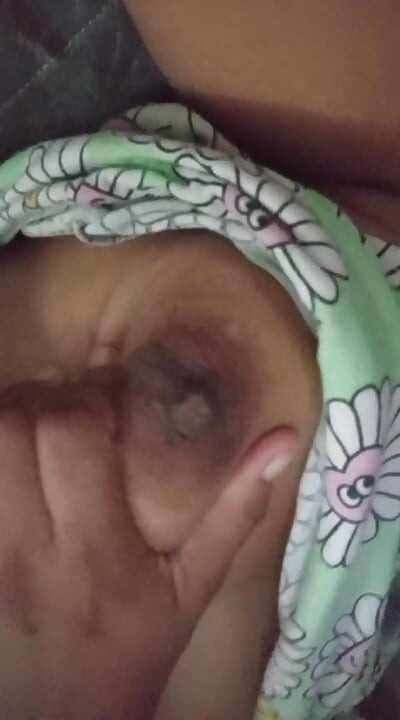 18+ دختر کالج برای اولین بار با سینه های بزرگ و خیس محلی سریلانکایی جمع می شود