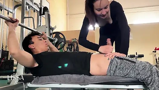 Камшот на лицо в спортзале