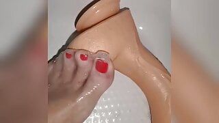 Consolador (27cm) trabajando con el pie con condón
