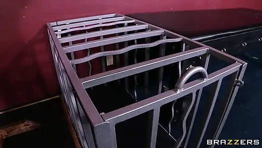 Ateşli ve acımasız - Bonnie Rotten sapık işinden emekli oluyor ve stüdyosunu yeni bir dominatrix'e asıyor