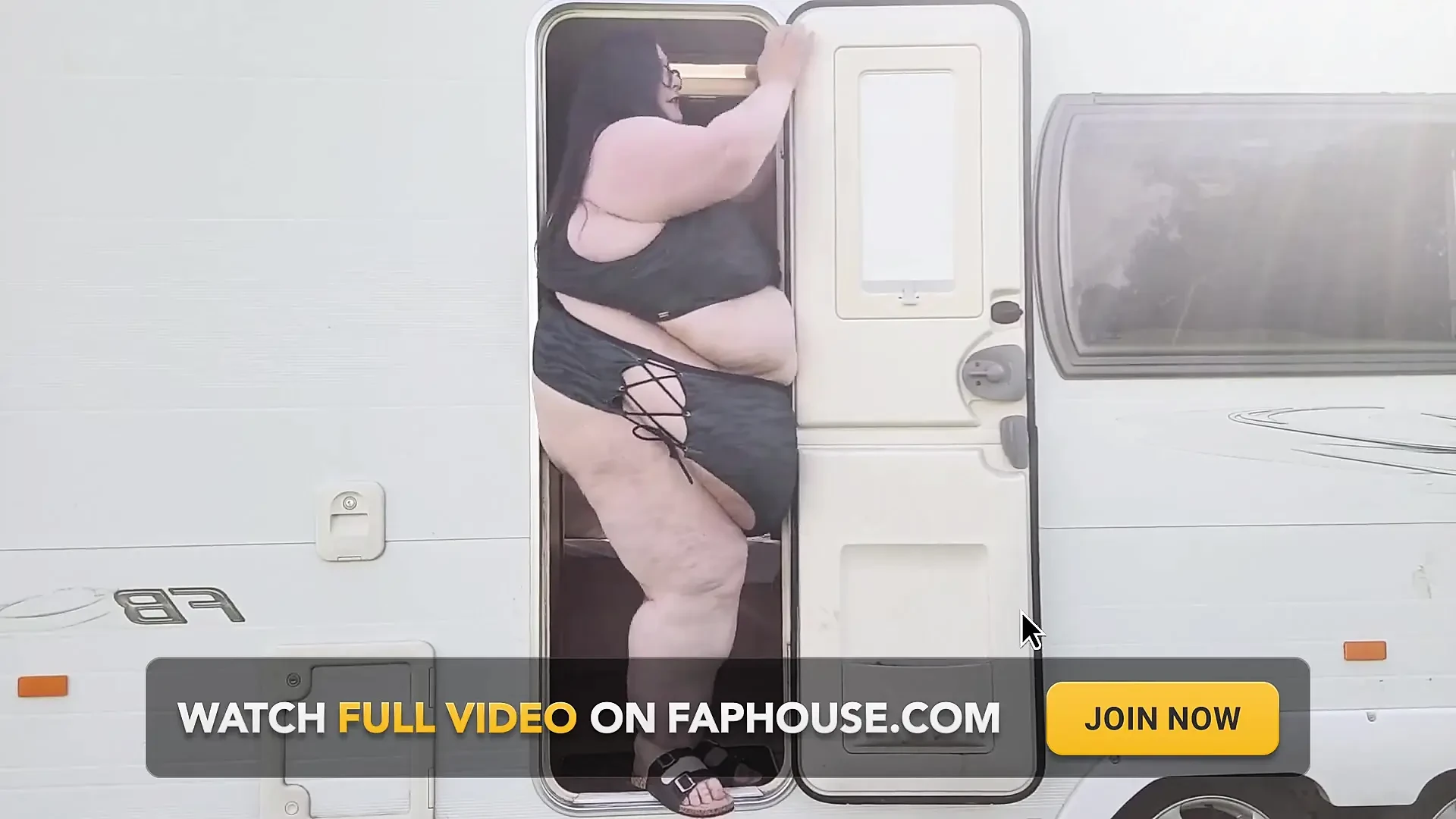 Petite,brunette,outdoor