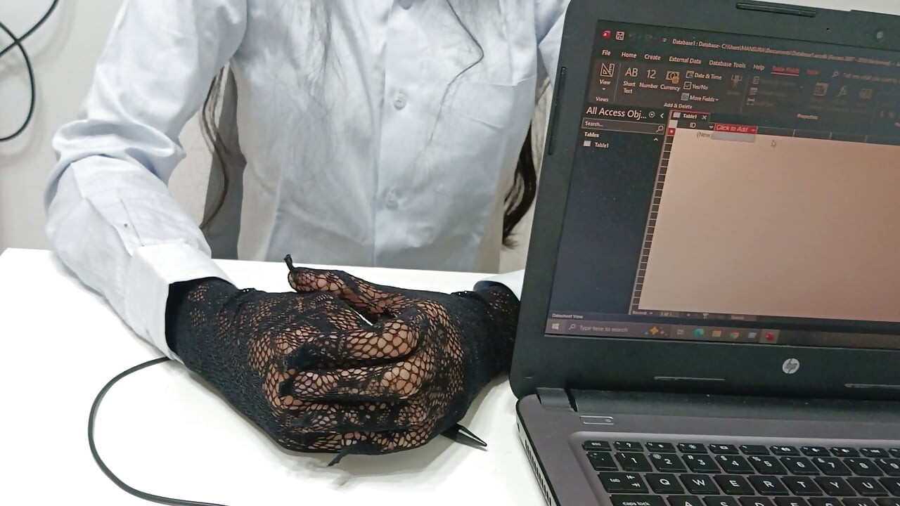 הבוס דורש מציצה במקום העלאה בשכר