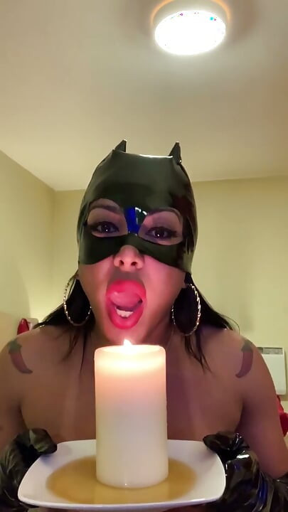 Aylla Gattina com linda lingerie do gatinho preto