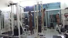 Schwarze trainieren nackt im Fitnessstudio