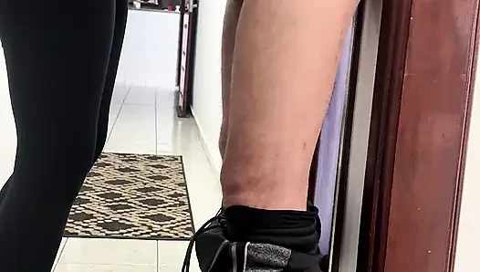 Teman kantor berhubungan dan di lorong perusahaan.